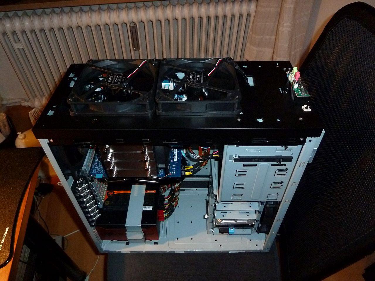 [17/02/2012] Schicke Lancool-K58-Casemod: Silber-schwarze Mainboard-Abdeckung, Kühler-Mod und mehr (3)