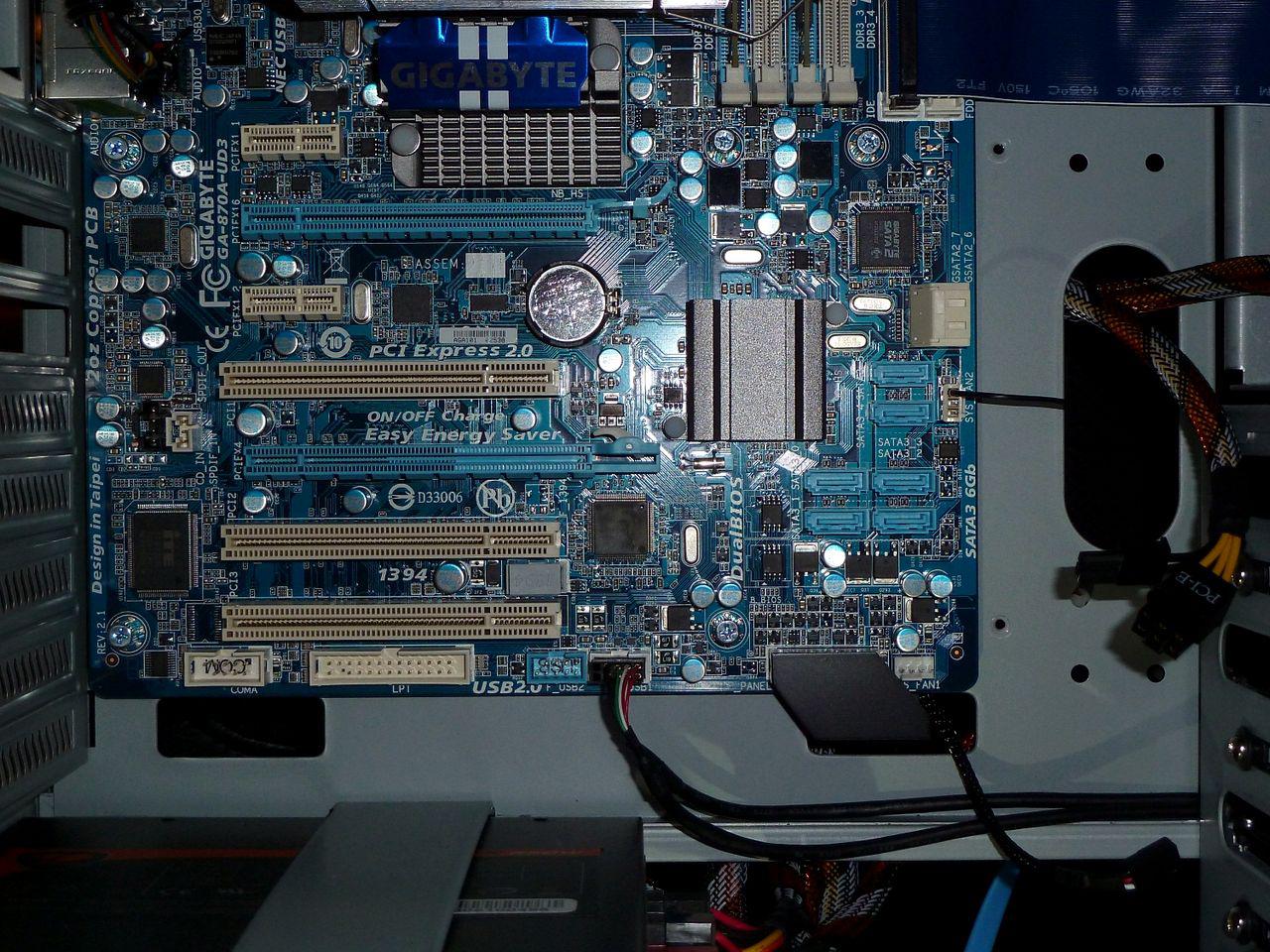 [17/02/2012] Schicke Lancool-K58-Casemod: Silber-schwarze Mainboard-Abdeckung, Kühler-Mod und mehr (8)