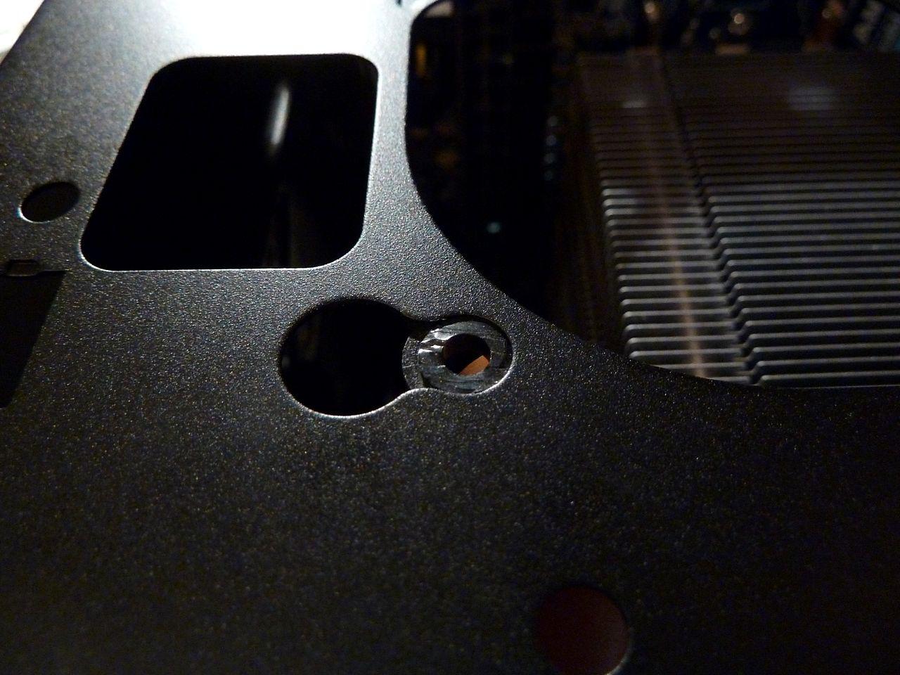 [17/02/2012] Schicke Lancool-K58-Casemod: Silber-schwarze Mainboard-Abdeckung, Kühler-Mod und mehr (10)
