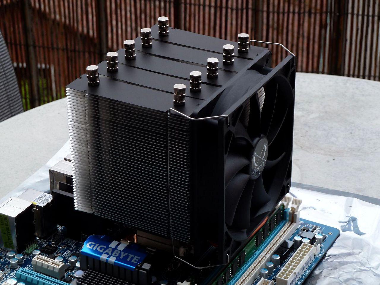 [17/02/2012] Schicke Lancool-K58-Casemod: Silber-schwarze Mainboard-Abdeckung, Kühler-Mod und mehr (23)