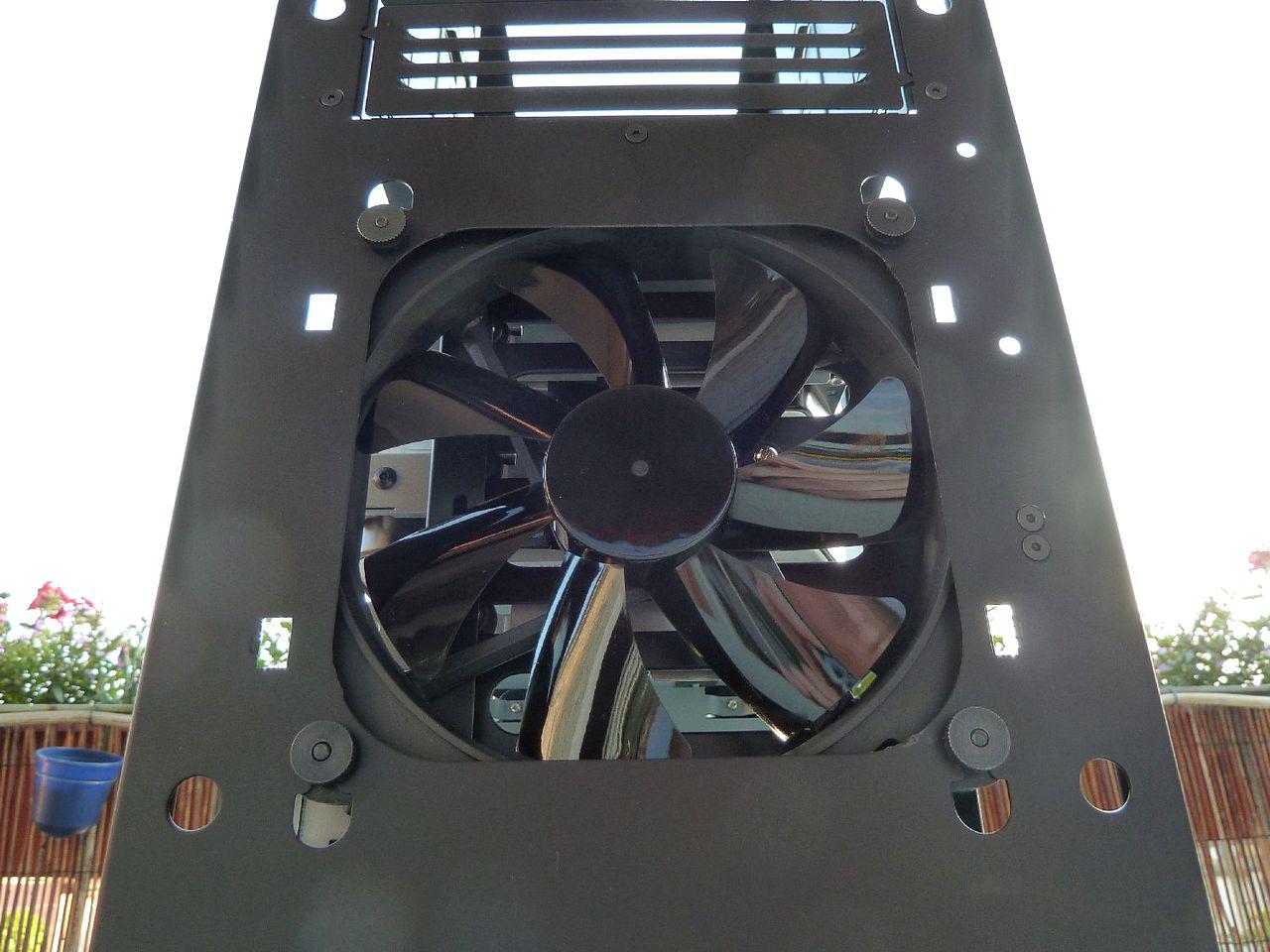 [17/02/2012] Schicke Lancool-K58-Casemod: Silber-schwarze Mainboard-Abdeckung, Kühler-Mod und mehr (26)