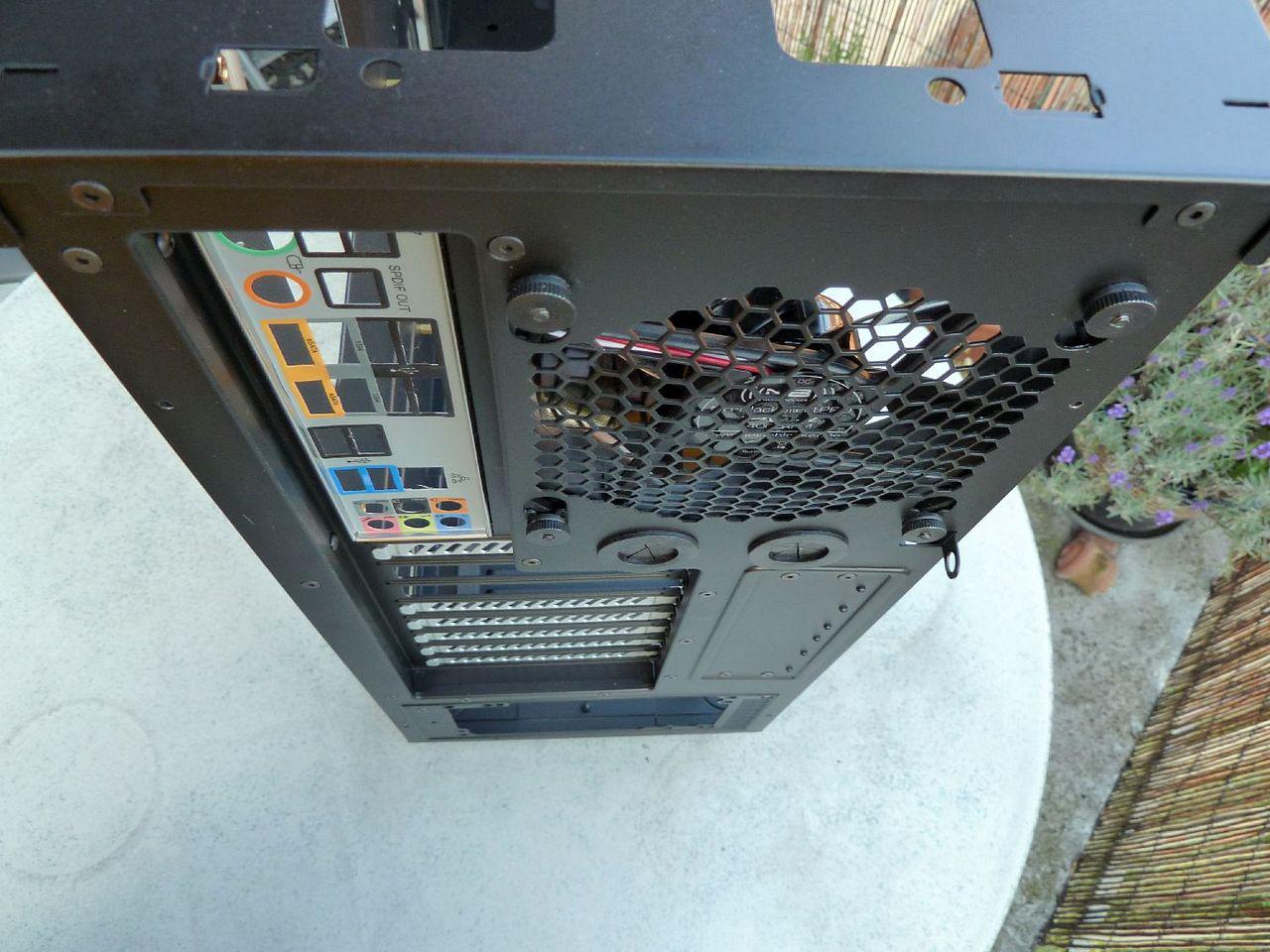 [17/02/2012] Schicke Lancool-K58-Casemod: Silber-schwarze Mainboard-Abdeckung, Kühler-Mod und mehr (30)