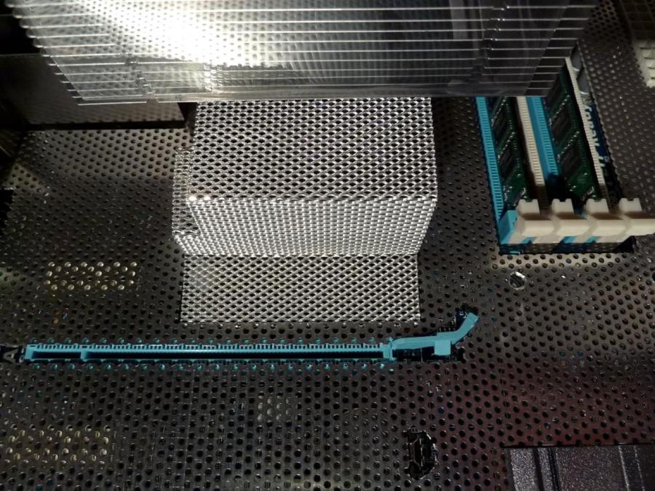 [17/02/2012] Schicke Lancool-K58-Casemod: Silber-schwarze Mainboard-Abdeckung, Kühler-Mod und mehr (77)