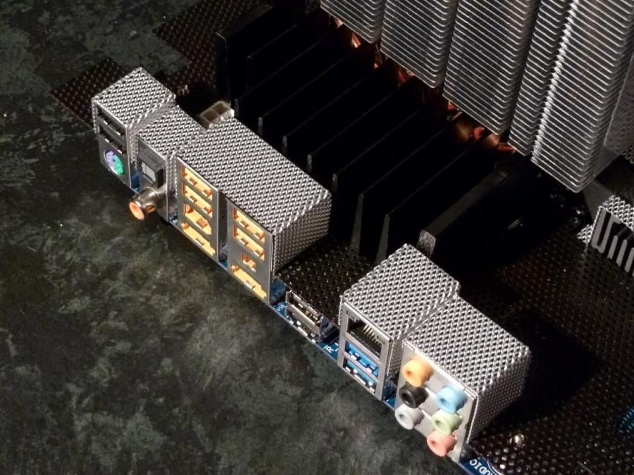 [17/02/2012] Schicke Lancool-K58-Casemod: Silber-schwarze Mainboard-Abdeckung, Kühler-Mod und mehr (1)