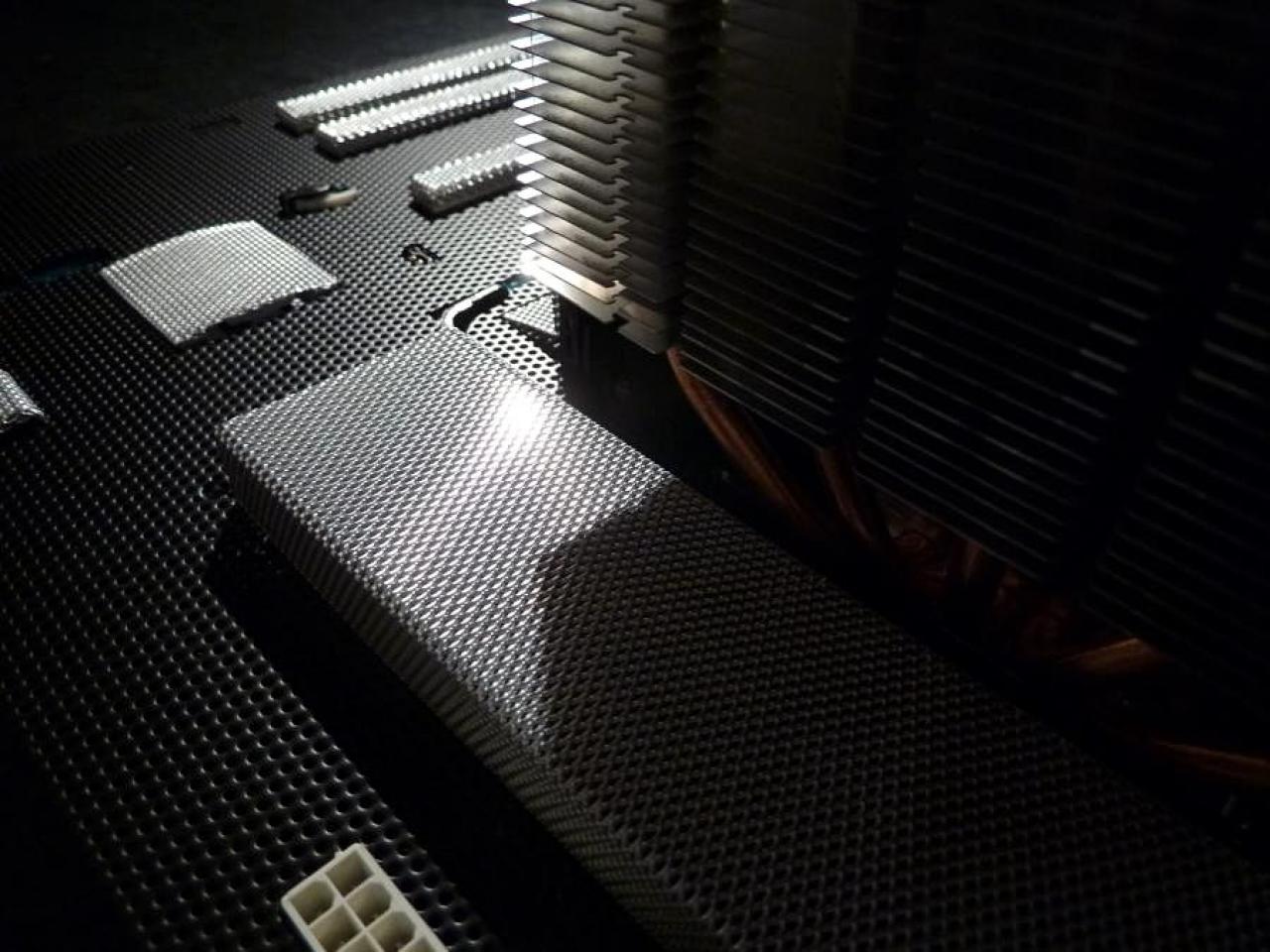[17/02/2012] Schicke Lancool-K58-Casemod: Silber-schwarze Mainboard-Abdeckung, Kühler-Mod und mehr (81)