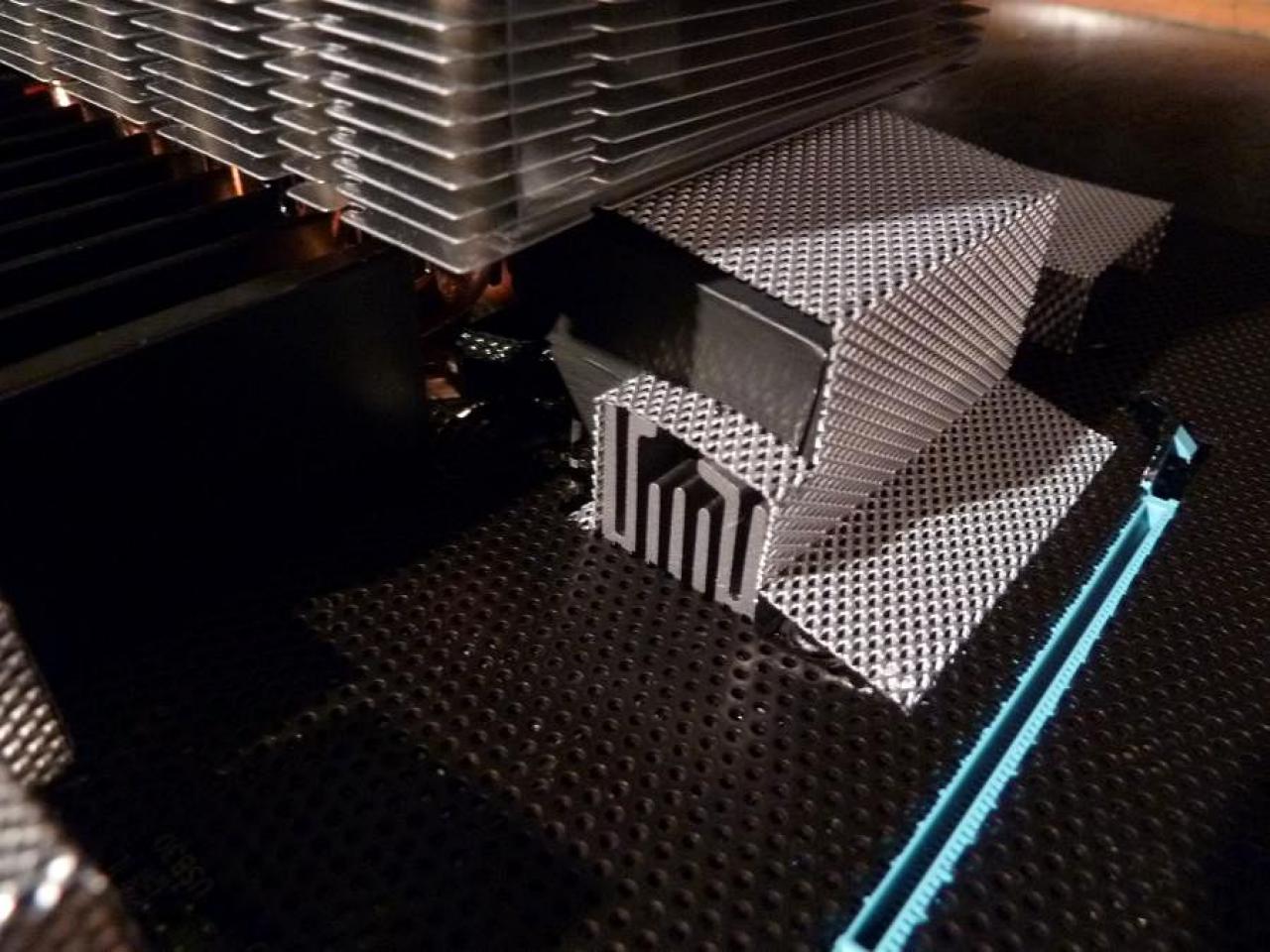 [17/02/2012] Schicke Lancool-K58-Casemod: Silber-schwarze Mainboard-Abdeckung, Kühler-Mod und mehr (82)