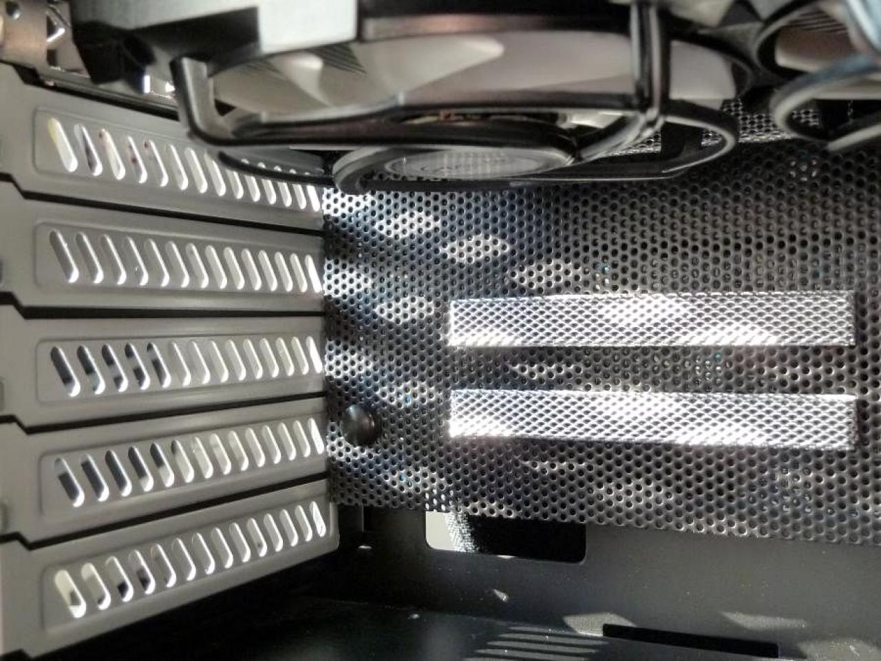 [17/02/2012] Schicke Lancool-K58-Casemod: Silber-schwarze Mainboard-Abdeckung, Kühler-Mod und mehr (85)