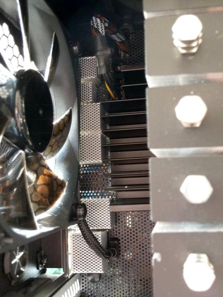 [17/02/2012] Schicke Lancool-K58-Casemod: Silber-schwarze Mainboard-Abdeckung, Kühler-Mod und mehr (87)