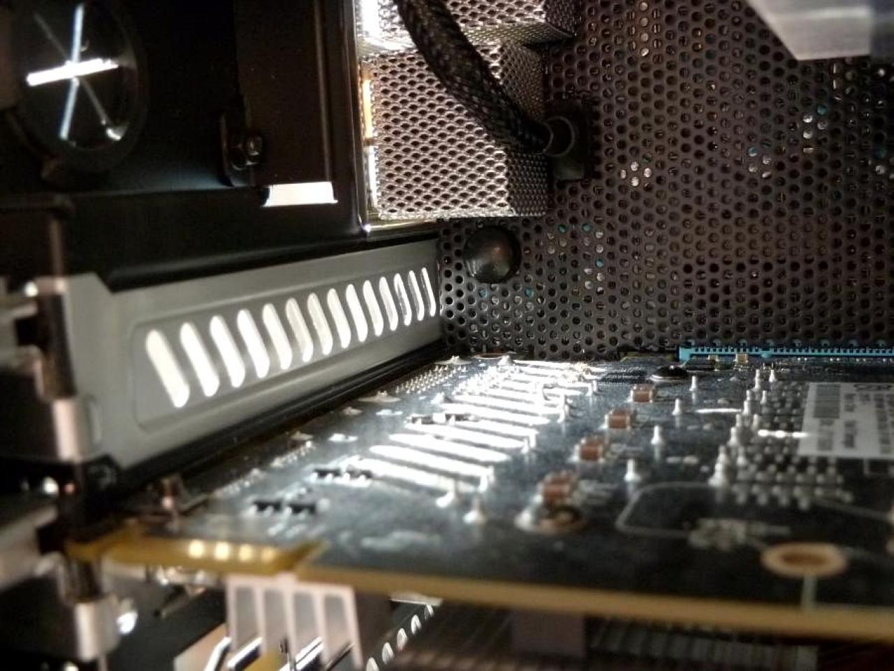 [17/02/2012] Schicke Lancool-K58-Casemod: Silber-schwarze Mainboard-Abdeckung, Kühler-Mod und mehr (90)