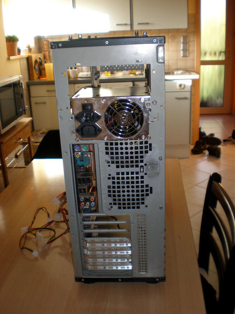 [21/02/2012] Spannendes Casemod-Projekt: Drei Radiatoren und UV-Beleuchtung im Xaser III (12)