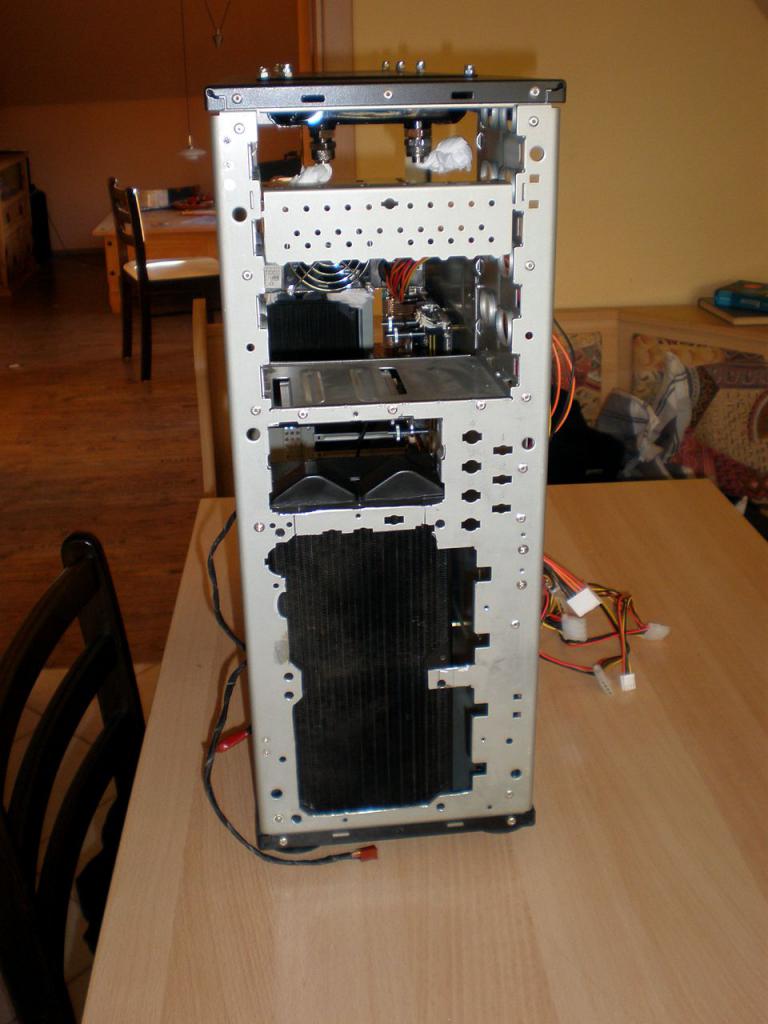 [21/02/2012] Spannendes Casemod-Projekt: Drei Radiatoren und UV-Beleuchtung im Xaser III (18)