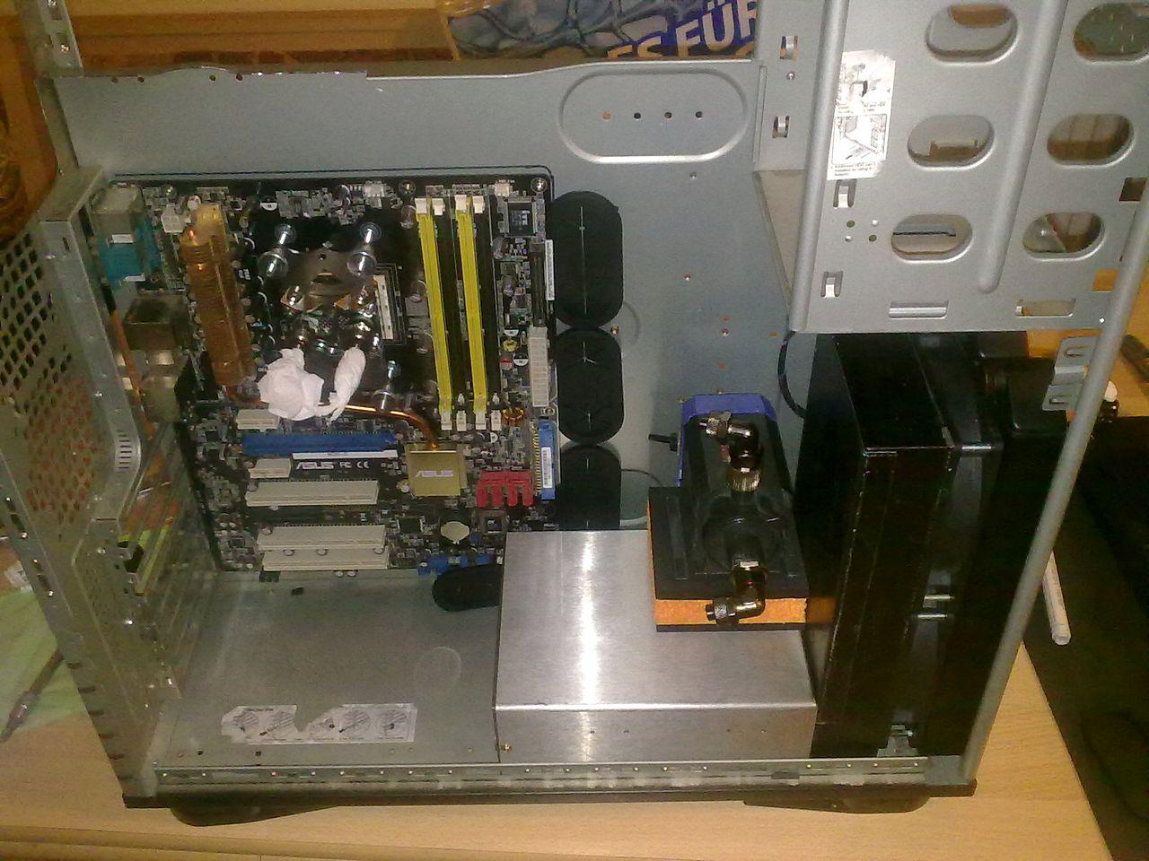 [21/02/2012] Spannendes Casemod-Projekt: Drei Radiatoren und UV-Beleuchtung im Xaser III (21)