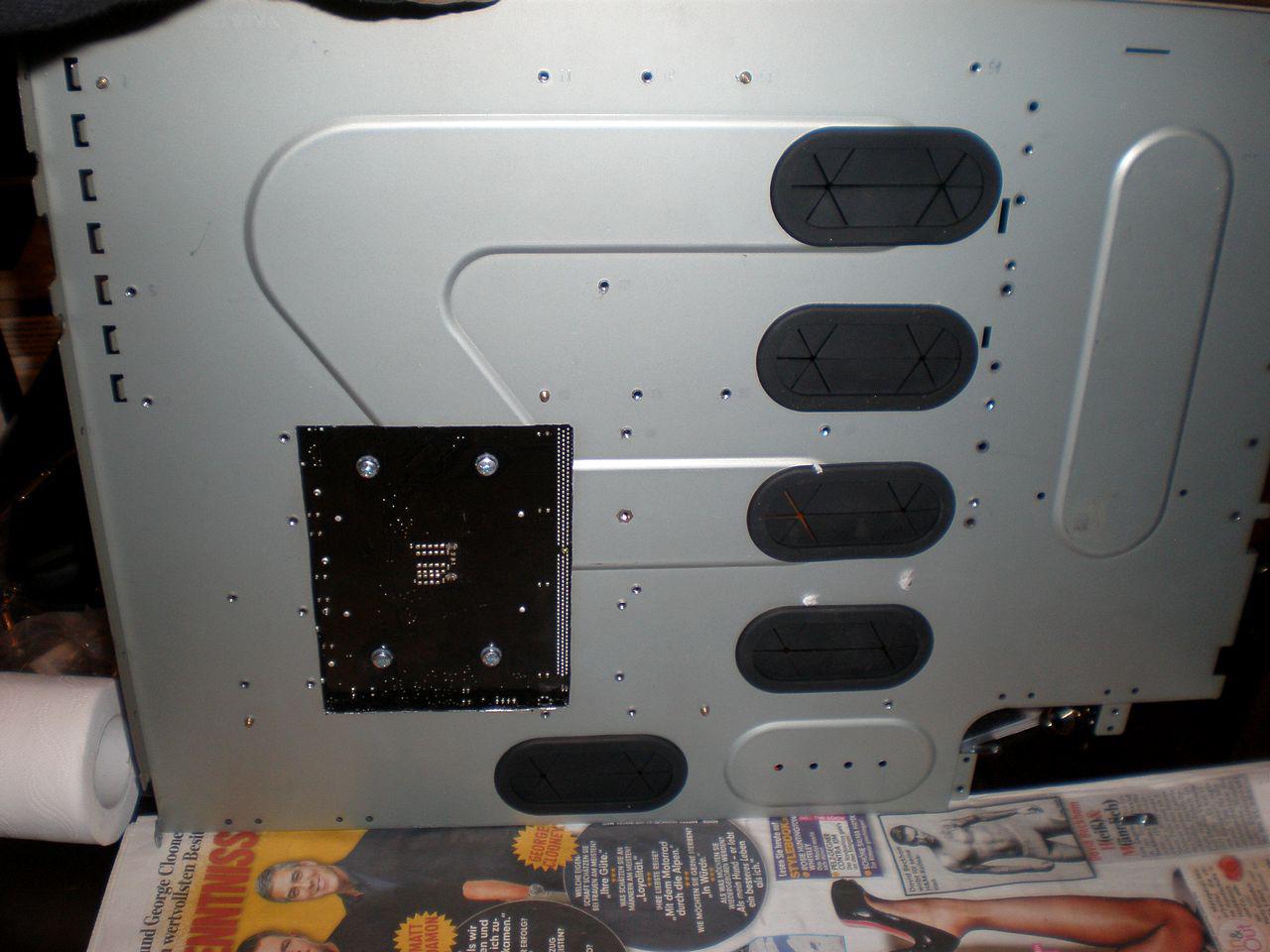 [21/02/2012] Spannendes Casemod-Projekt: Drei Radiatoren und UV-Beleuchtung im Xaser III (31)