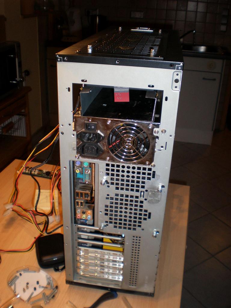 [21/02/2012] Spannendes Casemod-Projekt: Drei Radiatoren und UV-Beleuchtung im Xaser III (37)