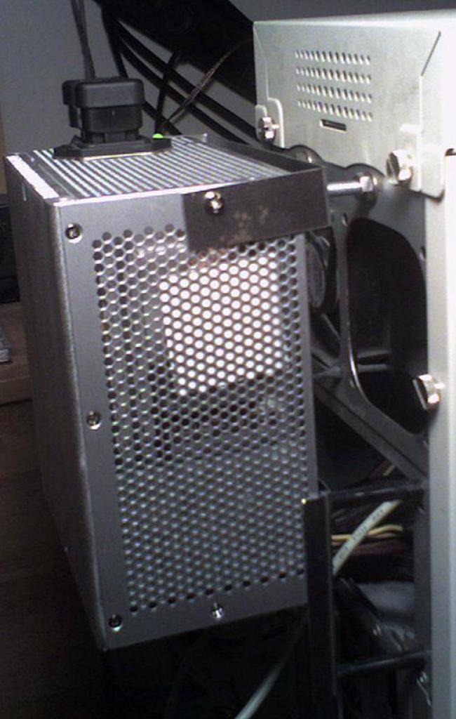[17/02/2012] Das Franken-Case: Erstaunlicher 0-dB-Wakü-PC mit Passivkühlung im Eigenbau (4)