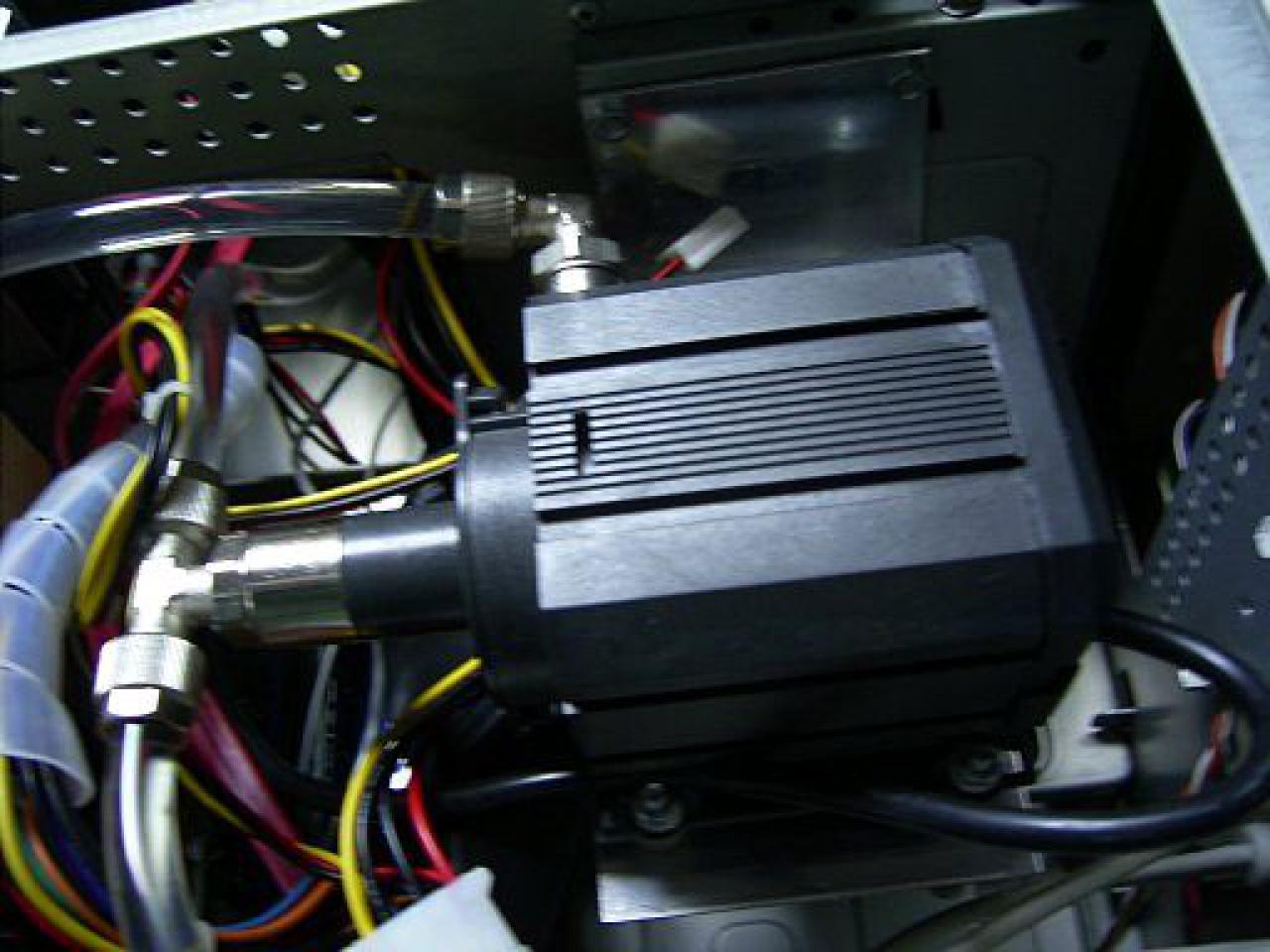 [17/02/2012] Das Franken-Case: Erstaunlicher 0-dB-Wakü-PC mit Passivkühlung im Eigenbau (10)