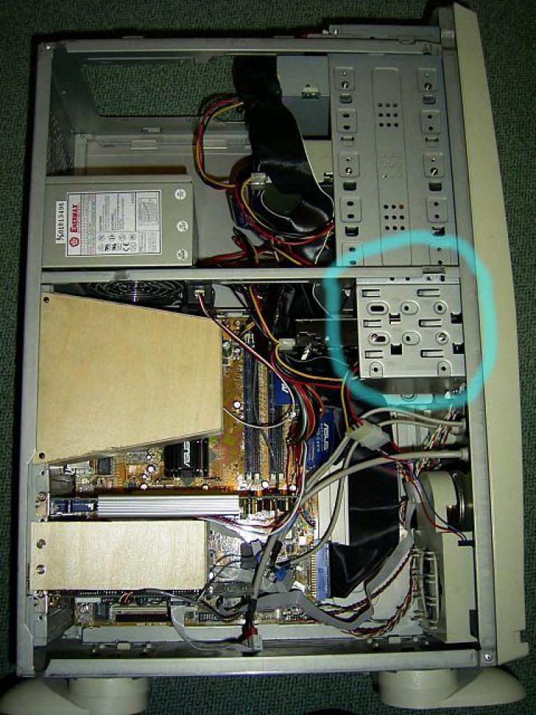 [17/02/2012] Das Franken-Case: Erstaunlicher 0-dB-Wakü-PC mit Passivkühlung im Eigenbau (12)