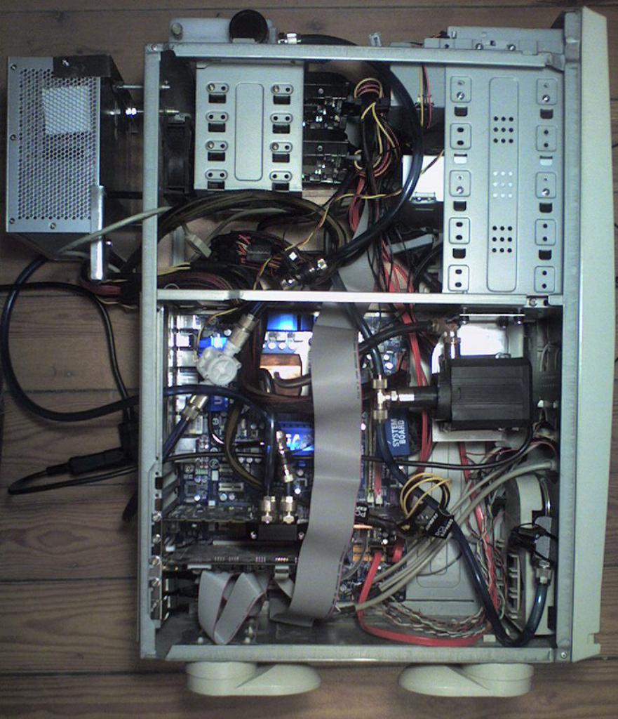 [17/02/2012] Das Franken-Case: Erstaunlicher 0-dB-Wakü-PC mit Passivkühlung im Eigenbau (16)