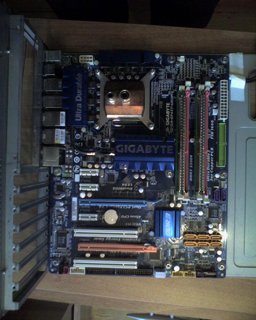 [17/02/2012] Das Franken-Case: Erstaunlicher 0-dB-Wakü-PC mit Passivkühlung im Eigenbau (30)