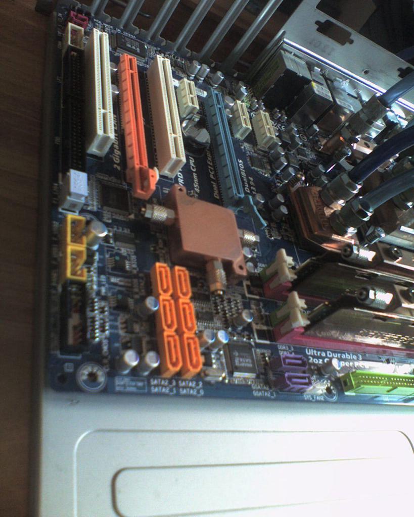 [17/02/2012] Das Franken-Case: Erstaunlicher 0-dB-Wakü-PC mit Passivkühlung im Eigenbau (74)