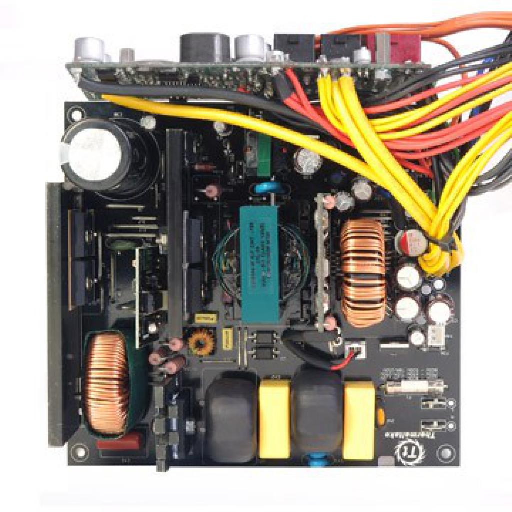 [06/02/2012] Thermaltake erweitert seine Netzteil-Serien Toughpower und Smart (9)