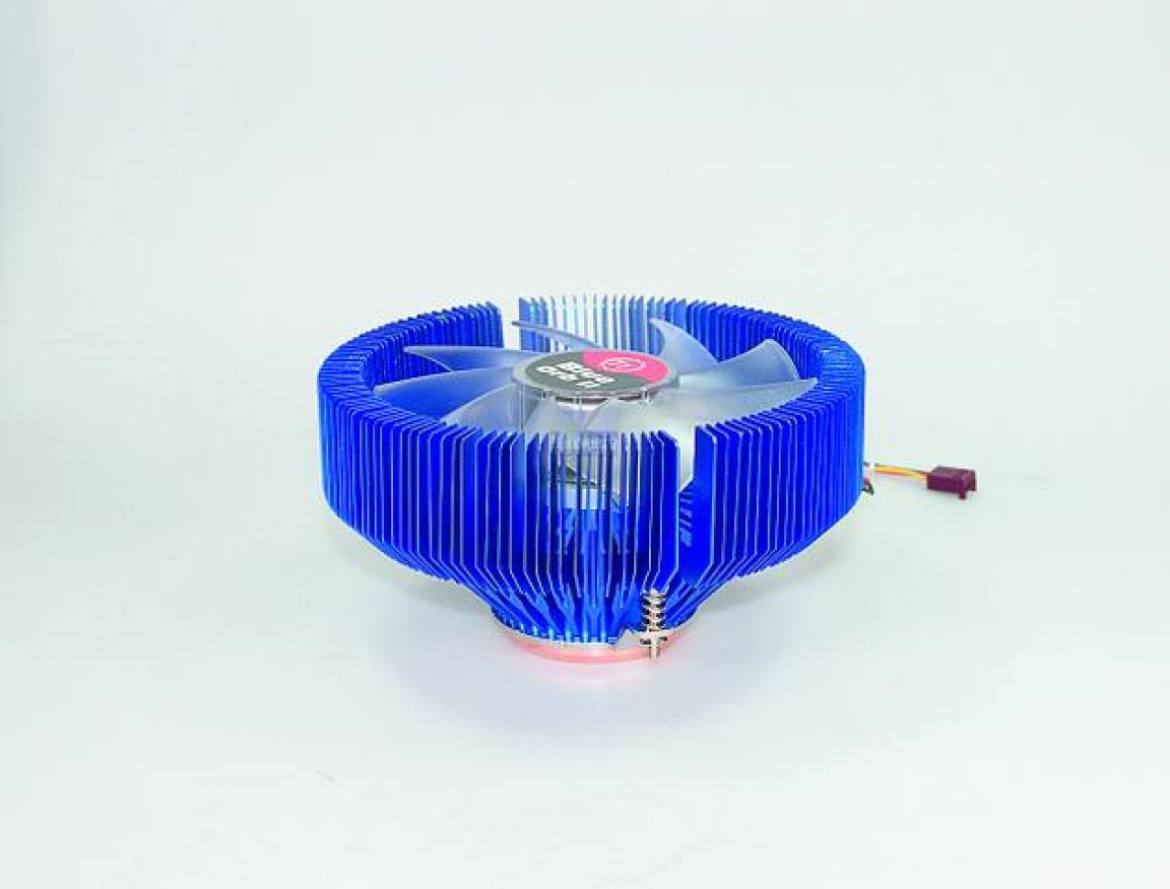 [15/02/2012] Der CPU-Kühler im schicken Farbdesign kostete zum Verkaufsstart 29,90 Euro. Aktuelle Kühler benötigen wesentlich mehr Kühlfläche und werden damit dem entsprechend teurer. 