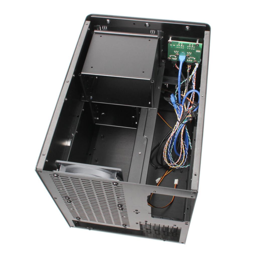 [04/02/2012] Der Xigmatek Gigas Cube aus gebürstetem Aluminium ist sowohl für Wohnzimmer-PCs als auch für Gaming-PCs geeignet. (6)