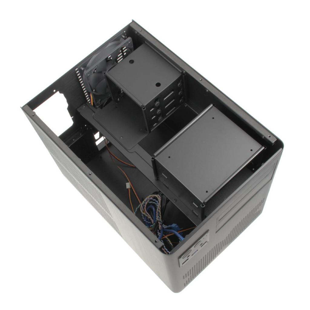 [04/02/2012] Der Xigmatek Gigas Cube aus gebürstetem Aluminium ist sowohl für Wohnzimmer-PCs als auch für Gaming-PCs geeignet. (7)