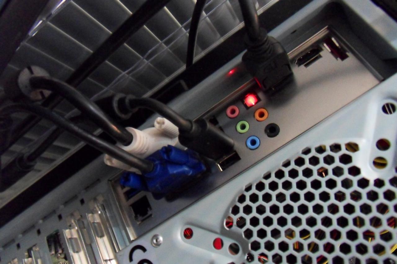 [07/03/2012] Trinity: AMD zeigt Dirt 3 im Eyefinity-Betrieb auf drei Monitoren (3)