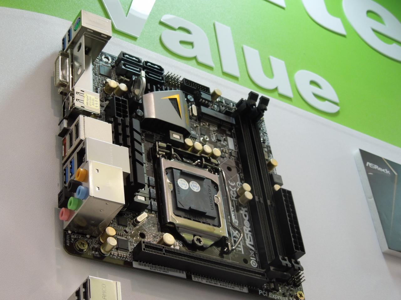 [07/03/2012] Cebit 2012: Asrock zeigt Mainboards mit Z77, H77, Q77 und B75-Chipsatz (18)