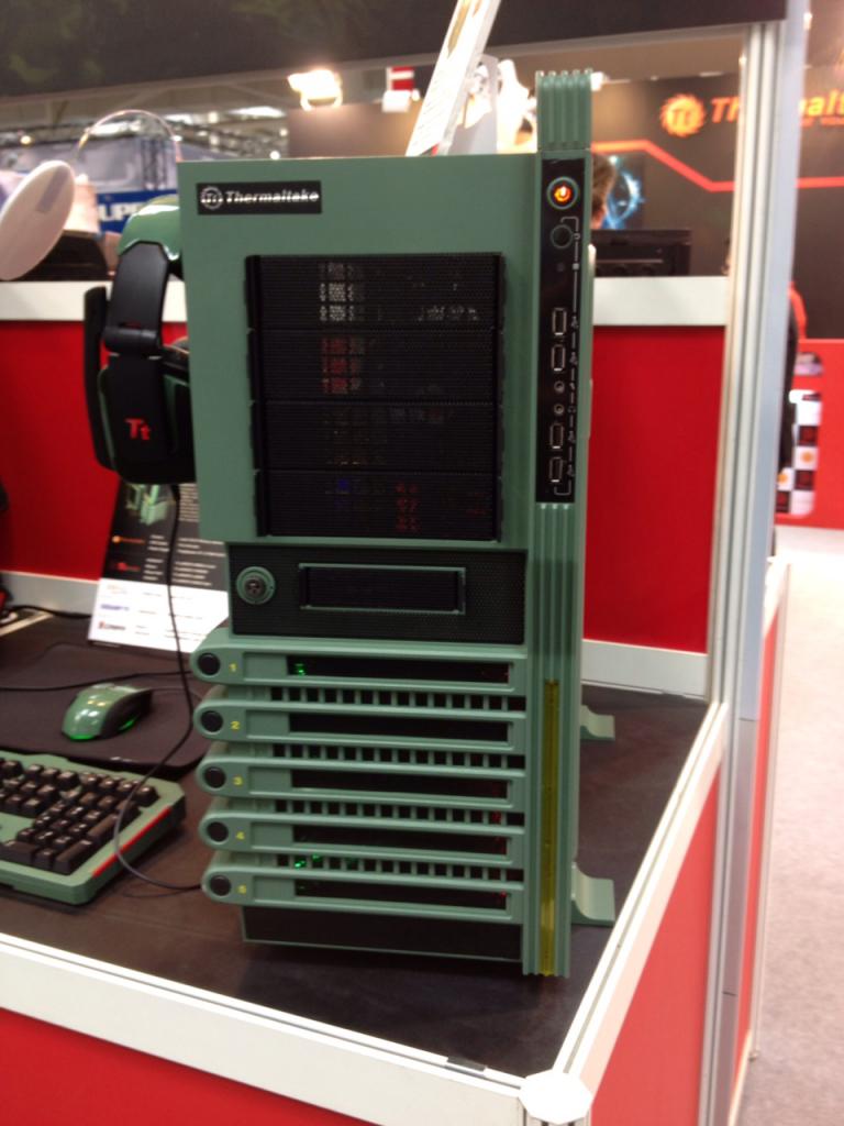 [08/03/2012] Cebit 2012: Thermaltake zeigt waffenstarrendes Level 10 GT in der Military und CoD-Edition (3)