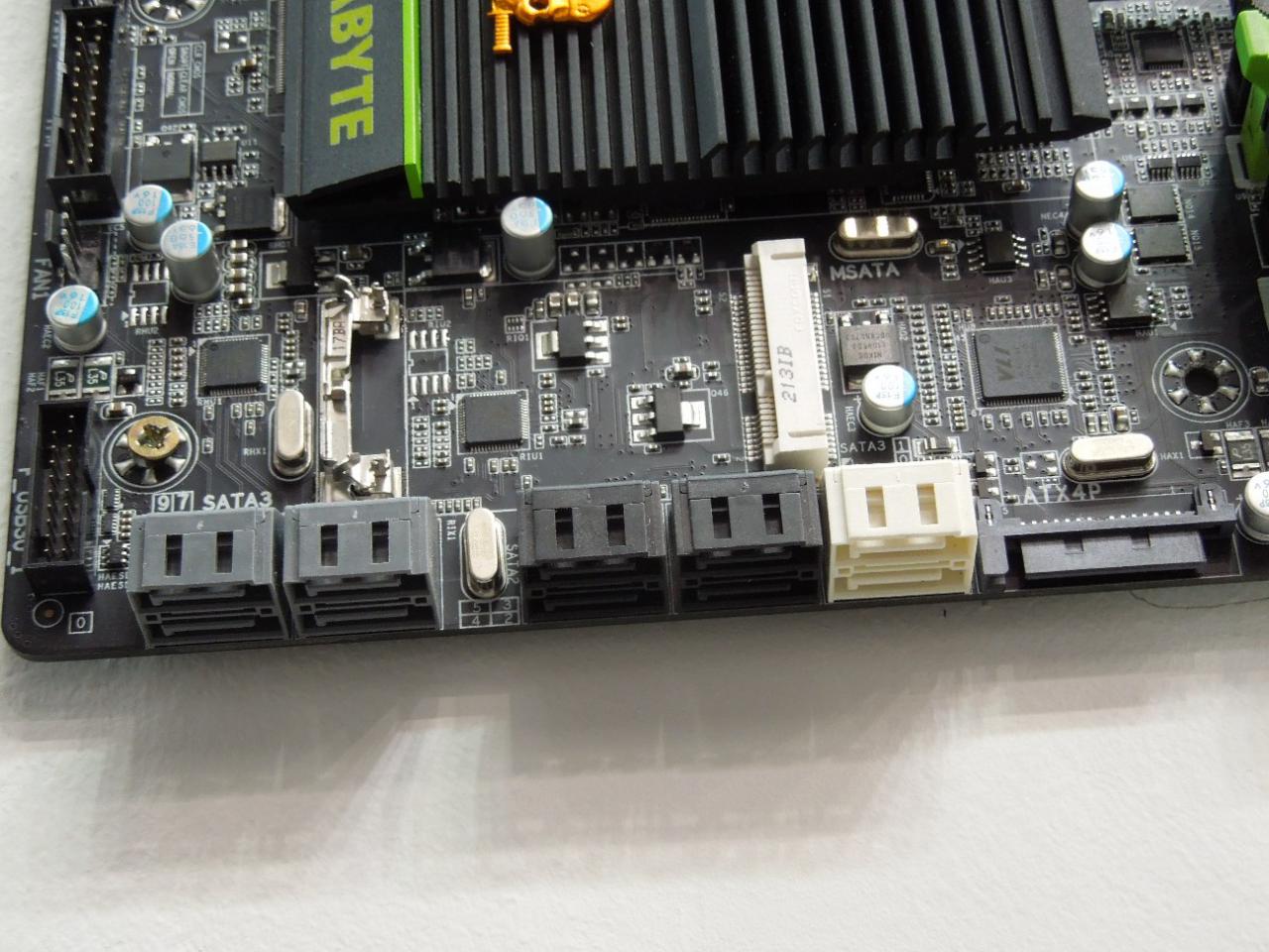 [05/03/2012] Cebit 2012: Mainboards mit Z77, H77 und Z57 von Gigabyte für Intel Ivy Bridge (4)