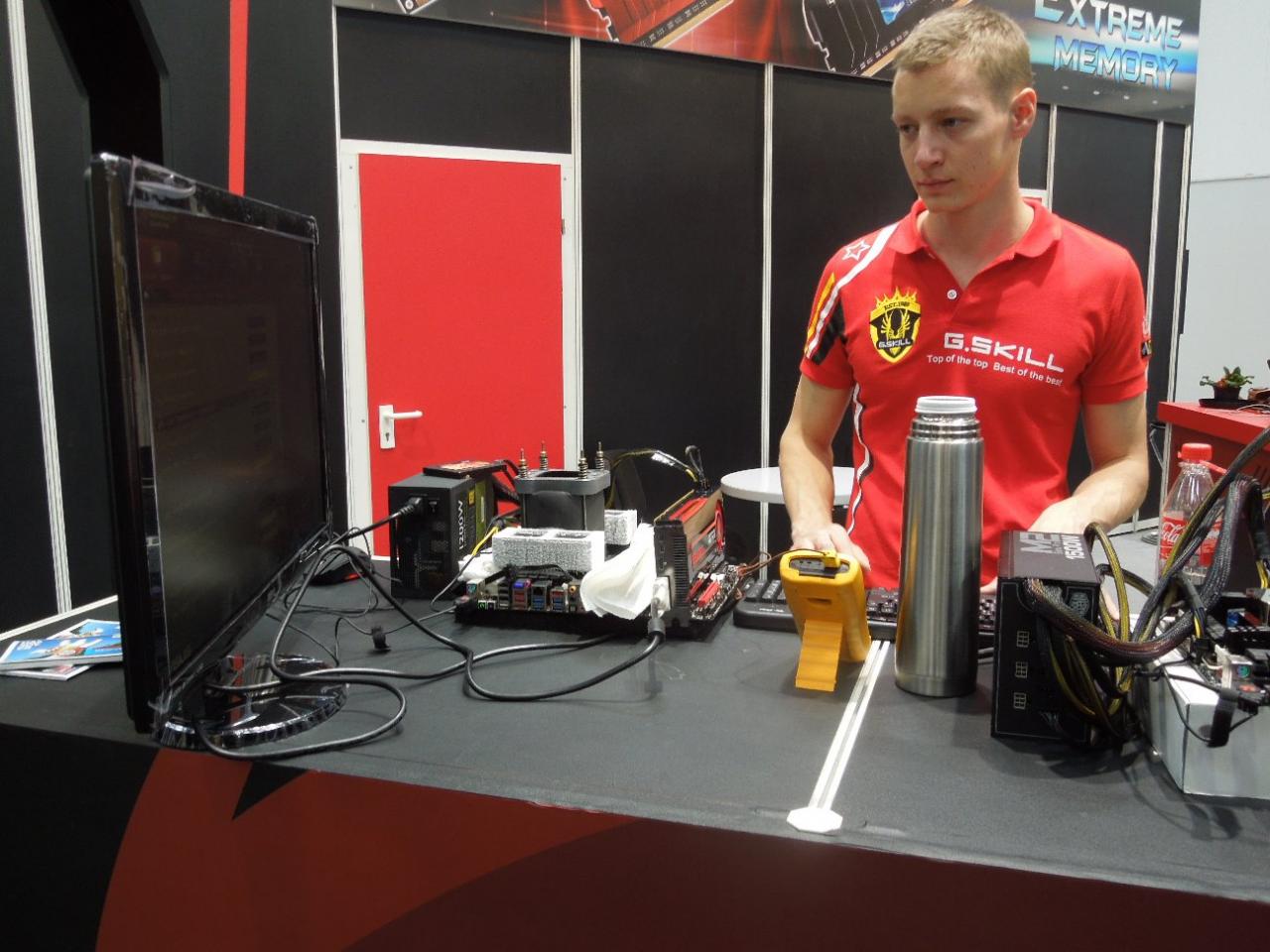 [06/03/2012] Cebit 2012: G.Skill zeigt 32 GByte DDR3-2133 auf Z77 und weitere Overclocking-Ergebnisse (16)