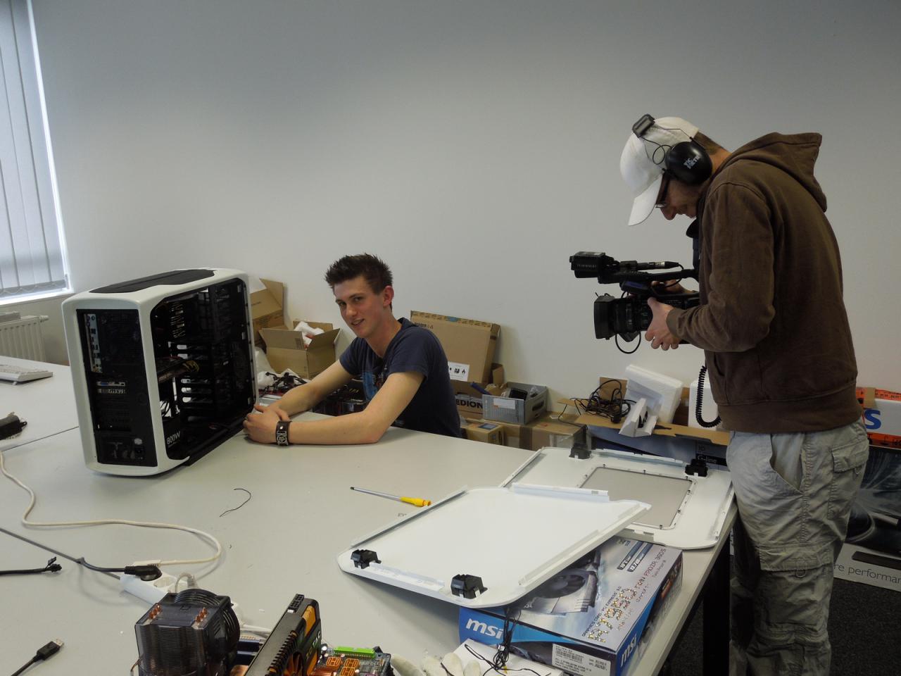 [30/03/2012] Kommt Fabi jetzt ins Fernsehen? Da es fraglich ist, ob das Mainboard-Bastel-Video von Herrn Sawatzki wirklich hohe Einschaltquoten erzielen würde, belassen wir es dann doch lieber bei einem tollen Praxisvideo, das wir Ihnen auf der Heft-DVD der kommenden Ausgabe 06/12 präsentieren werden.
