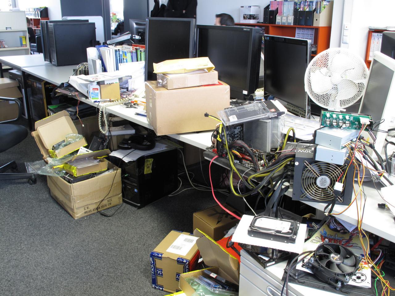 [02/03/2012] Dieser Mitarbeiter wurde dank Urlaub und Home-Office diese Woche noch nicht in der PCGH-Redaktion gesichtet. Allerdings muss es sich um ein Genie handeln, denn das regiert ja bekanntlich das Chaos. Das ist hier wohl in Form eines Arbeitsplatzes zu finden, an dem die monatlichen Aufräumarbeiten nach der Produktion spurlos vorüber gegangen sind.