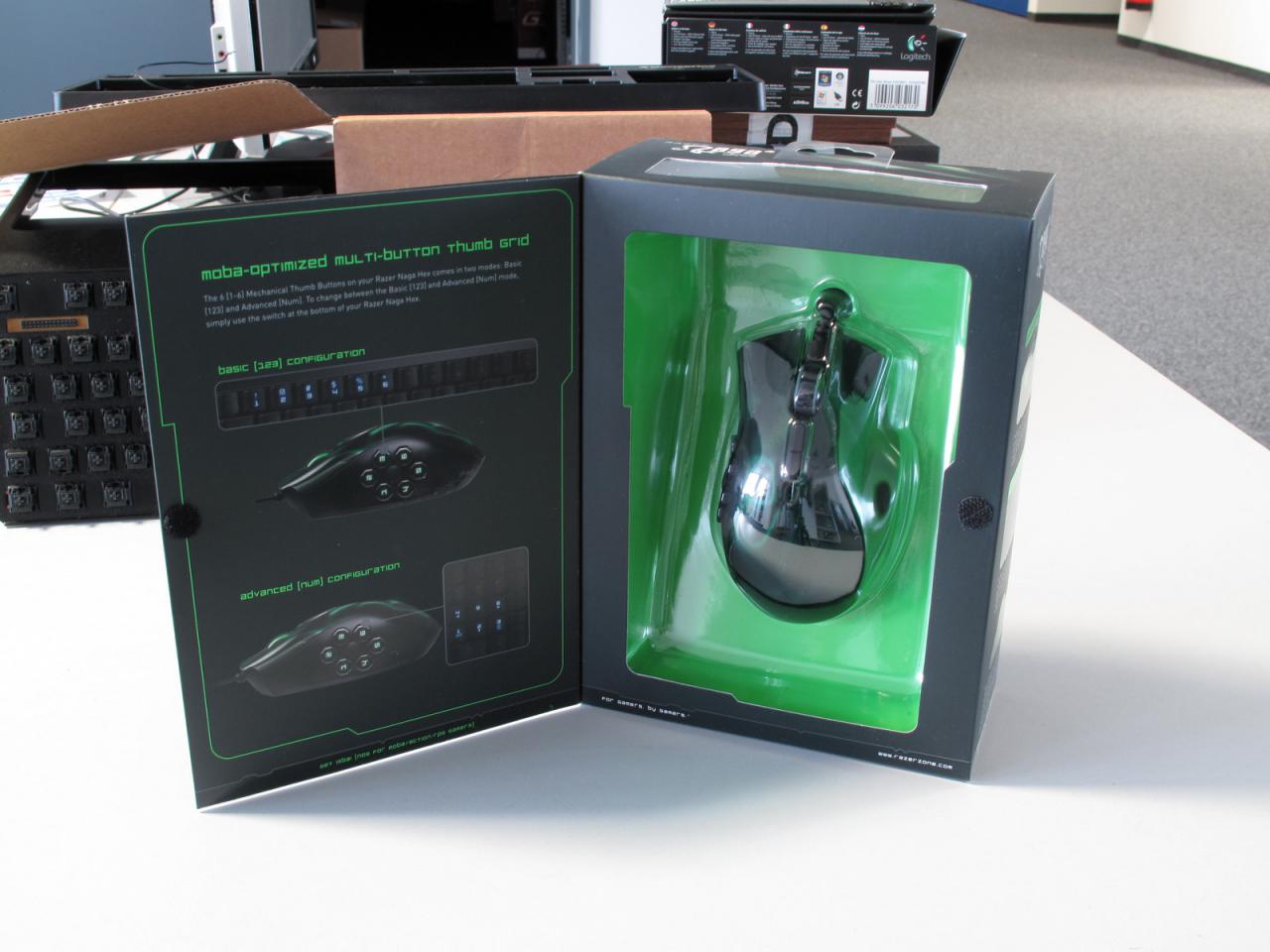 [02/03/2012] Mit ihrem Kranz aus sechs mechanischen Tasten soll sich die neue Razer Naga besonders gut für Action-RPGs und MOBA-Spiele eignen. Schade nur das die Produktwerbung nicht mehr ohne (unsinnige) Abkürzungen auskommt. So fand der Spieleonkel erst nach mehreren Anläufen heraus, dass MOBA für Multiplayer Battle Online Arena steht. OMG, WTF, LOL und ROFL. 