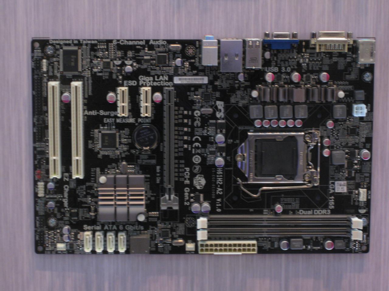 [05/03/2012] Cebit 2012: Elitegroup-Mainboards: Von Z77 über X79 bis zum 990FX (13)