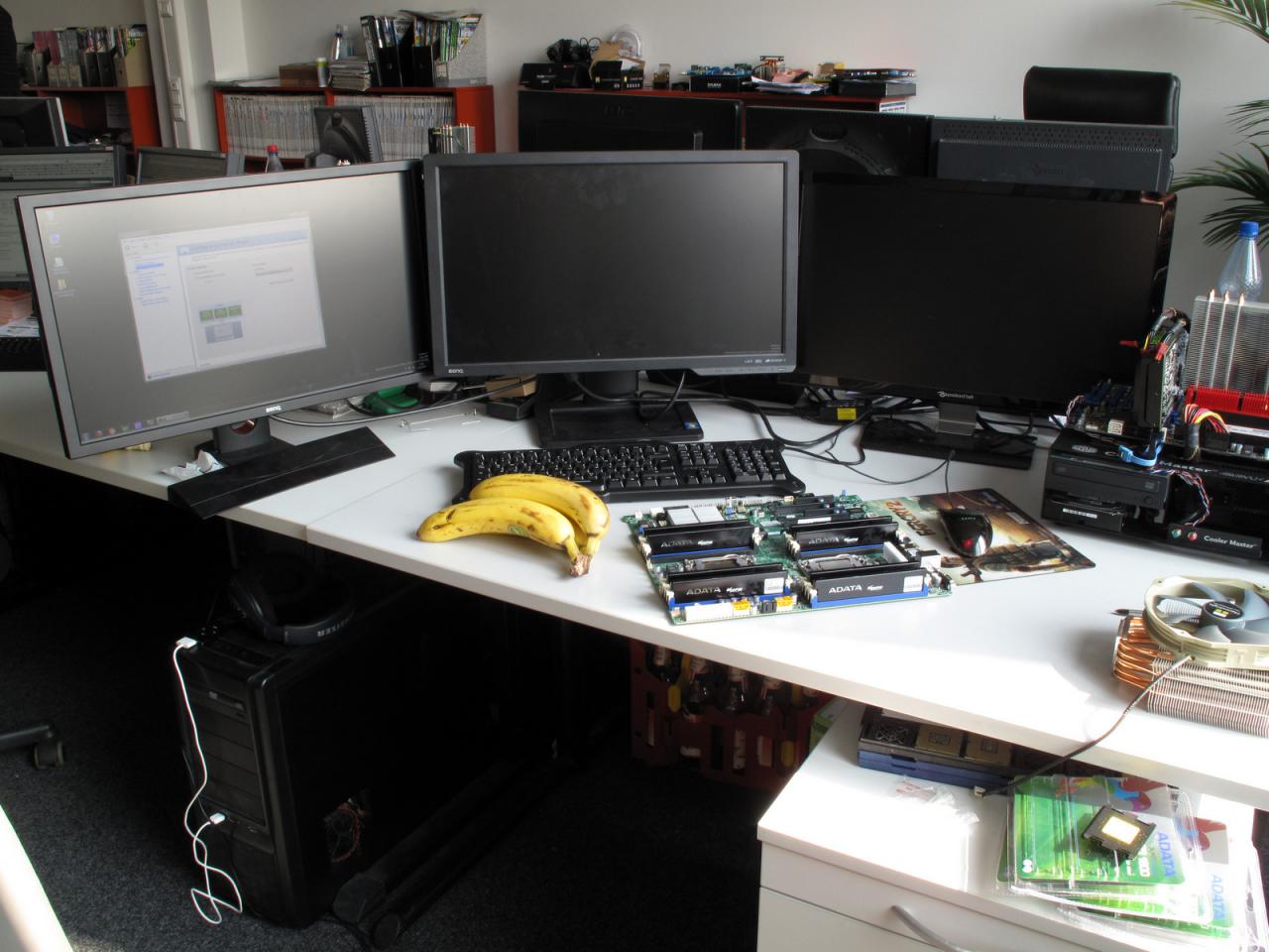 [23/03/2012] Drei Monitore, eine Hauptplatine mit 2 Prozessoren und acht! RAM-Riegel. Man könnte unserem (Bench-)Marc schon einen Hang zur Übertreibung unterstellen, wenn es sich bei diesen protzigen Aufbauten nicht um Testhardware handeln würde. Warum Marc aber das Szenario mit drei Affen-Koteletts verziert, wissen wir jedenfalls nicht. 