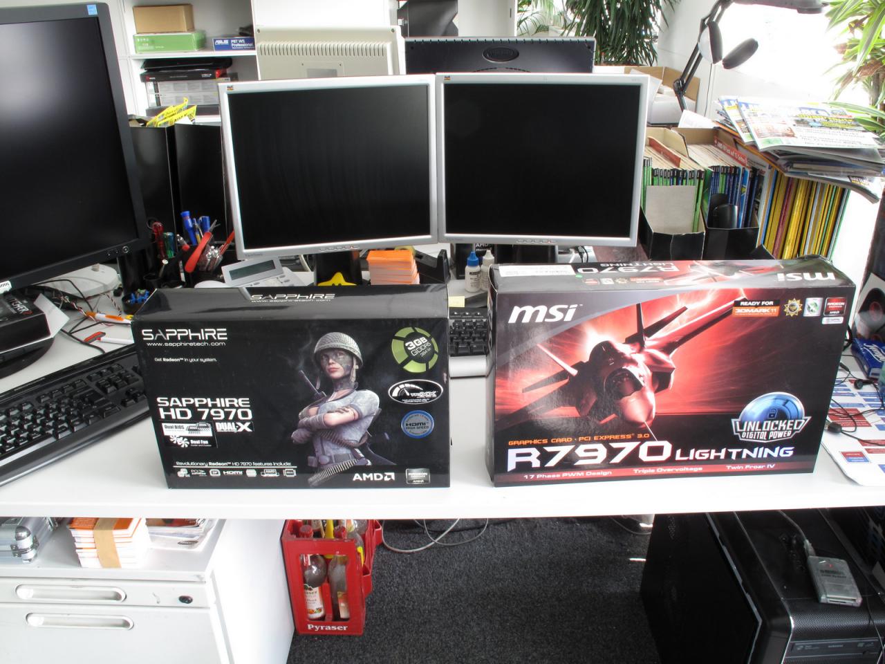 [23/03/2012] Raff, bekennder Hesse, hat sich nach den Strapazen des GTX-680-Tests in Richtung Äpplwoi-Äquator (Originalzitat) abgesetzt. Und da böse Zungen behaupten, er wäre eine Nvidia-Fanboy, haben wir ihm einfach mal zwei neue High-End-Karten der Konkurrenz auf den Schreibtische gestellt, wie gemein. 