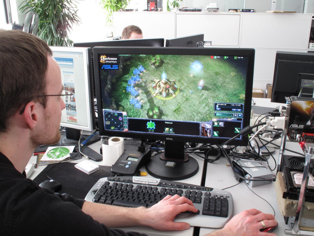[23/03/2012] Wer spielt denn da schon wieder Starcraft 2 während der Arbeitszeit? Der Daniel schon wieder, doch zu seiner Entschuldigung muss angeführt werden, dass er ja die Lucid Virtu MPV-Technik unter die Praxis-Lupe nimmt. Und ohne ein Spiel würde da ja wenig Sinn machen.