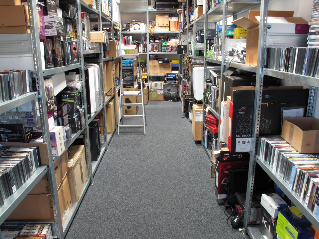 [30/03/2012] Unser Lager ist nicht nur picke packe voll, sondern seit Anfang dieser Woche auch wieder picco bello aufgeräumt. Es ist schon erstaunlich, welche schon verschollen geglaubte Hardware beim Großputz und Wegschmeißen der Kartons wieder auftaucht :).