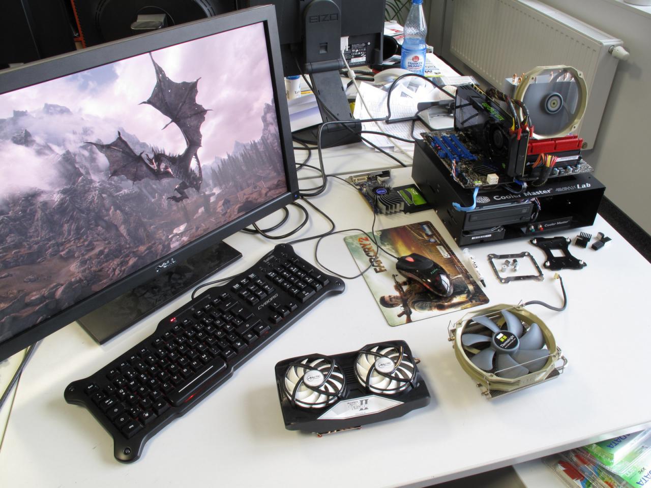 [30/03/2012] Ist das nicht ein schönes Drachenbild auf Marcs Desktop? Eigentlich wollte er ja ein paar von den Grafikkartenlüftern präsentieren, die er im Koop-Modus mit Herrn Vötter getestet hat, aber irgendwie lenkt der 