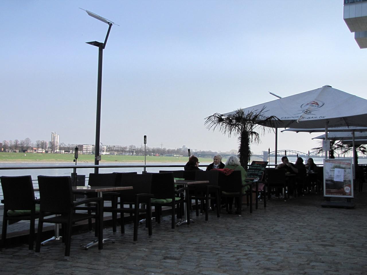 [23/03/2012] Nvidia zu Besuch in Köln: Aktuelle EA-Titel konnten in gemütlicher Atmosphäre der EA-Sportsbar von jedem auf Rechnern mit GTX 680 angespielt werden. Mit etwas Glück durften Teilnehmer des Gewinnspiels sogar eine 680 mit nach Hause nehmen. (19)