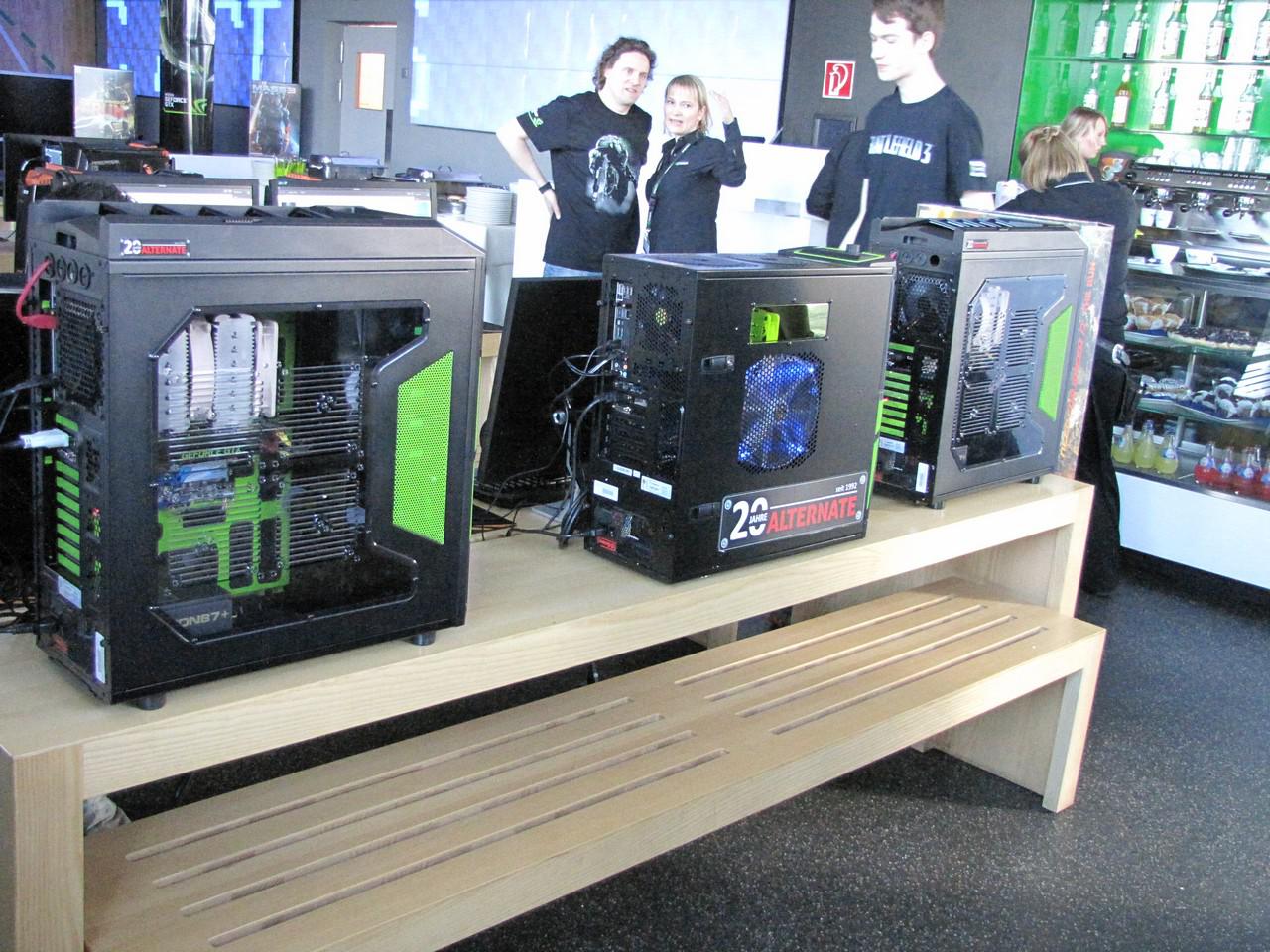 [23/03/2012] Nvidia zu Besuch in Köln: Aktuelle EA-Titel konnten in gemütlicher Atmosphäre der EA-Sportsbar von jedem auf Rechnern mit GTX 680 angespielt werden. Mit etwas Glück durften Teilnehmer des Gewinnspiels sogar eine 680 mit nach Hause nehmen. (2)