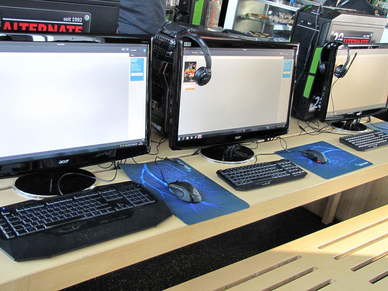 [23/03/2012] Nvidia zu Besuch in Köln: Aktuelle EA-Titel konnten in gemütlicher Atmosphäre der EA-Sportsbar von jedem auf Rechnern mit GTX 680 angespielt werden. Mit etwas Glück durften Teilnehmer des Gewinnspiels sogar eine 680 mit nach Hause nehmen. (3)