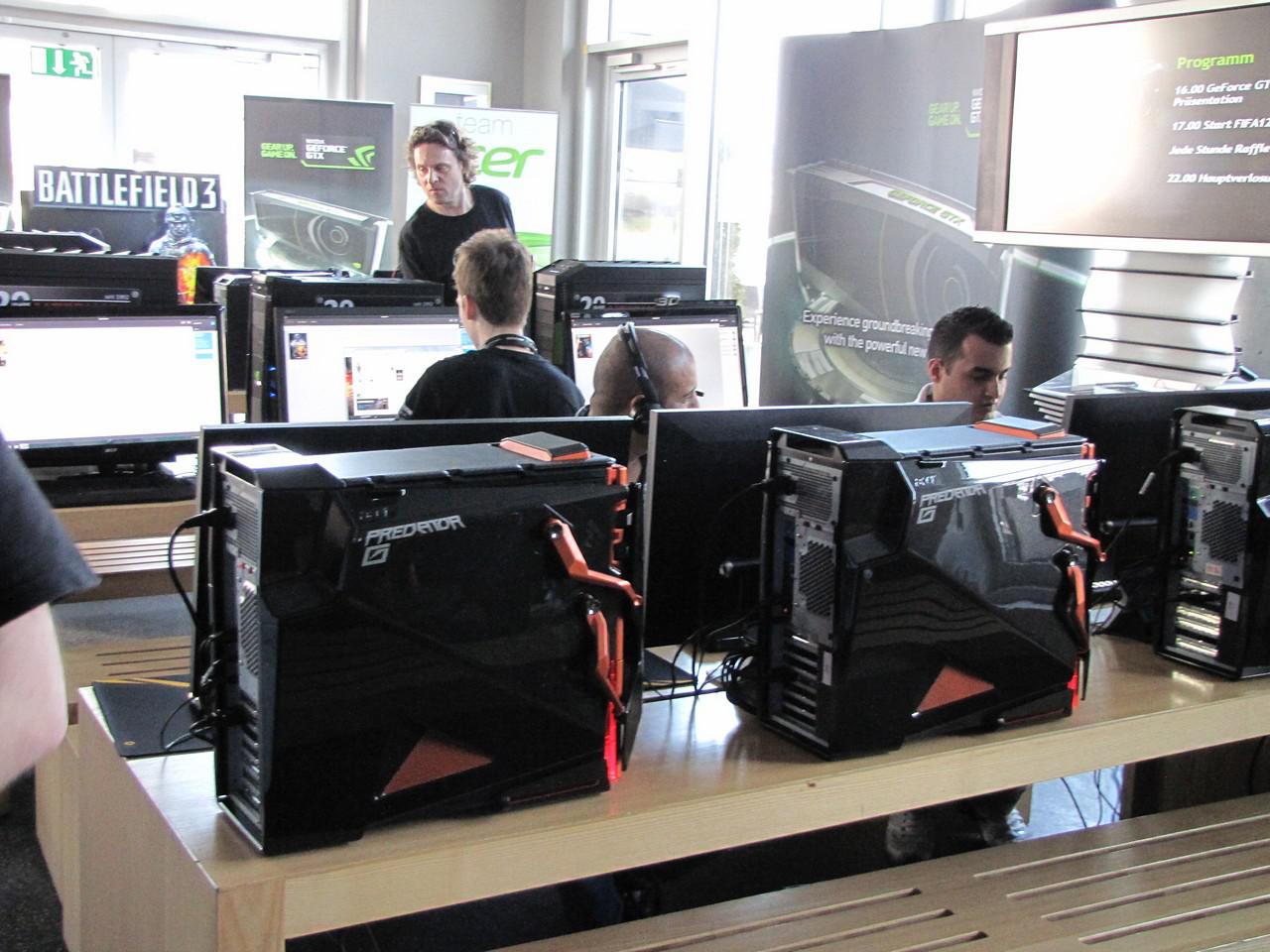 [23/03/2012] Nvidia zu Besuch in Köln: Aktuelle EA-Titel konnten in gemütlicher Atmosphäre der EA-Sportsbar von jedem auf Rechnern mit GTX 680 angespielt werden. Mit etwas Glück durften Teilnehmer des Gewinnspiels sogar eine 680 mit nach Hause nehmen. (21)