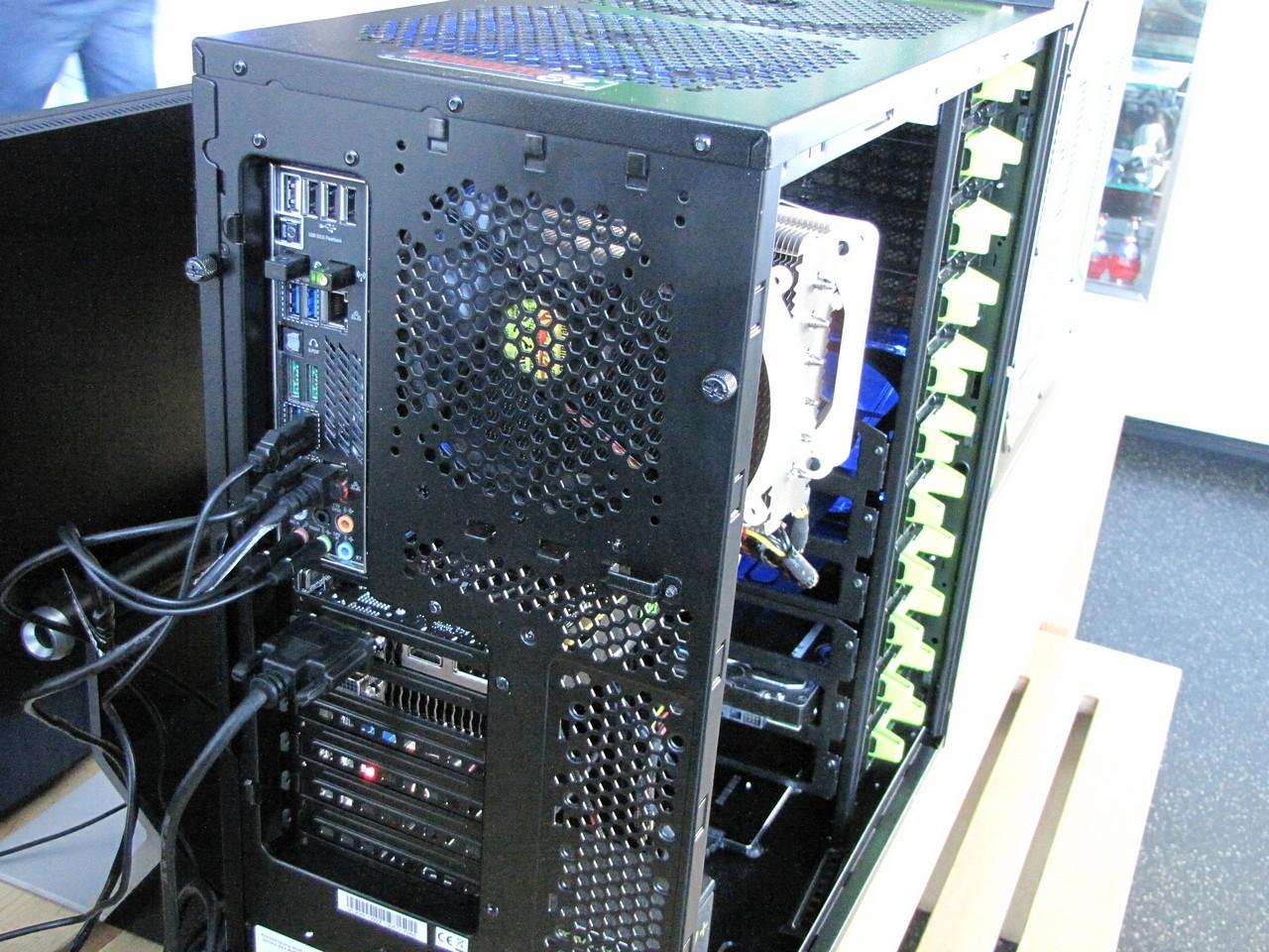 [23/03/2012] Nvidia zu Besuch in Köln: Aktuelle EA-Titel konnten in gemütlicher Atmosphäre der EA-Sportsbar von jedem auf Rechnern mit GTX 680 angespielt werden. Mit etwas Glück durften Teilnehmer des Gewinnspiels sogar eine 680 mit nach Hause nehmen. (23)