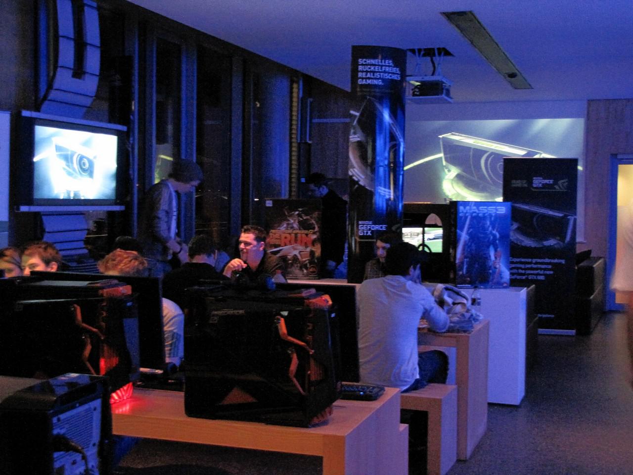 [24/03/2012] Nvidia zu Besuch in Köln: Aktuelle EA-Titel konnten in gemütlicher Atmosphäre der EA-Sportsbar von jedem auf Rechnern mit GTX 680 angespielt werden. Mit etwas Glück durften Teilnehmer des Gewinnspiels sogar eine 680 mit nach Hause nehmen. (6)