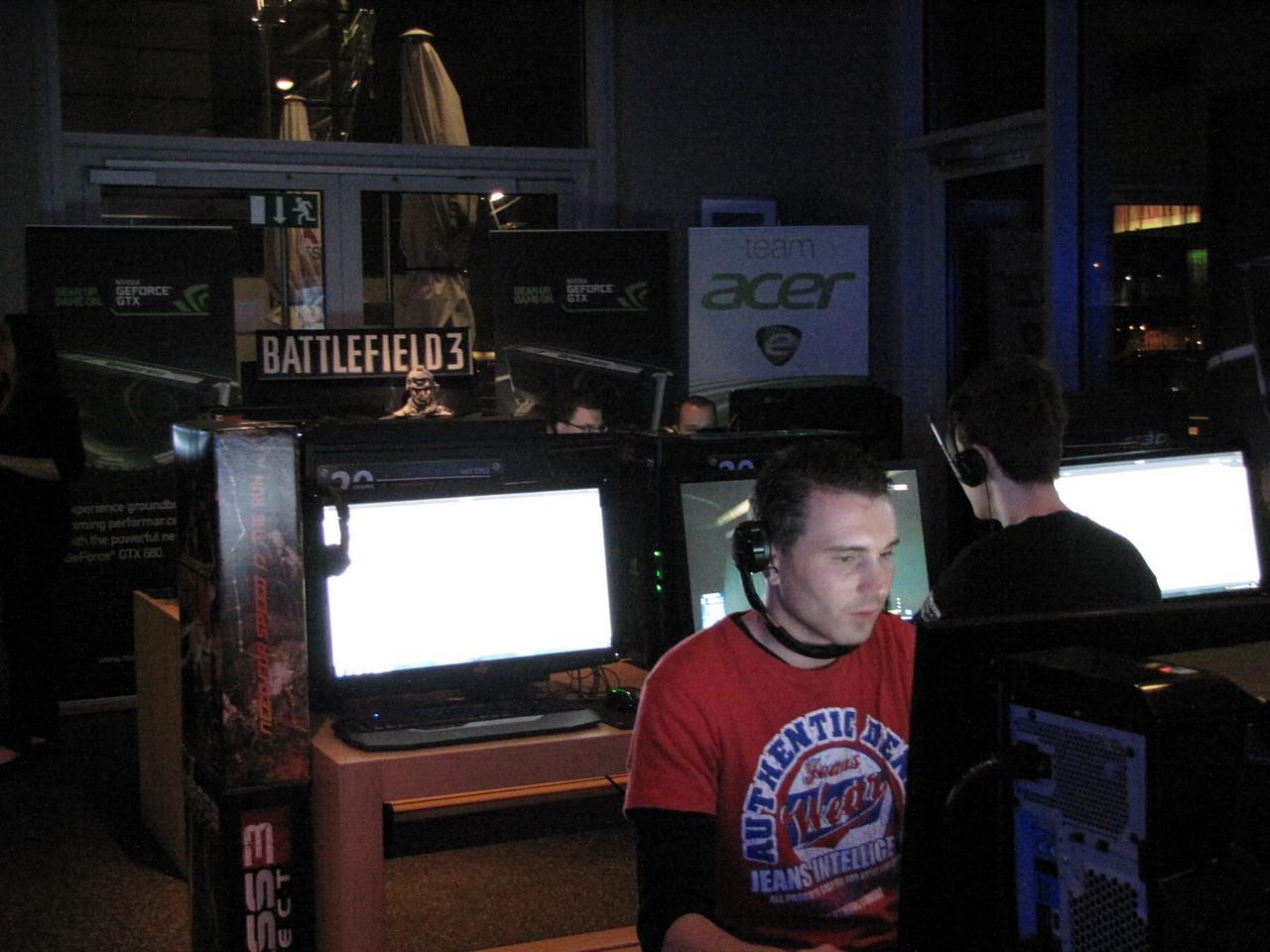 [24/03/2012] Nvidia zu Besuch in Köln: Aktuelle EA-Titel konnten in gemütlicher Atmosphäre der EA-Sportsbar von jedem auf Rechnern mit GTX 680 angespielt werden. Mit etwas Glück durften Teilnehmer des Gewinnspiels sogar eine 680 mit nach Hause nehmen. (12)