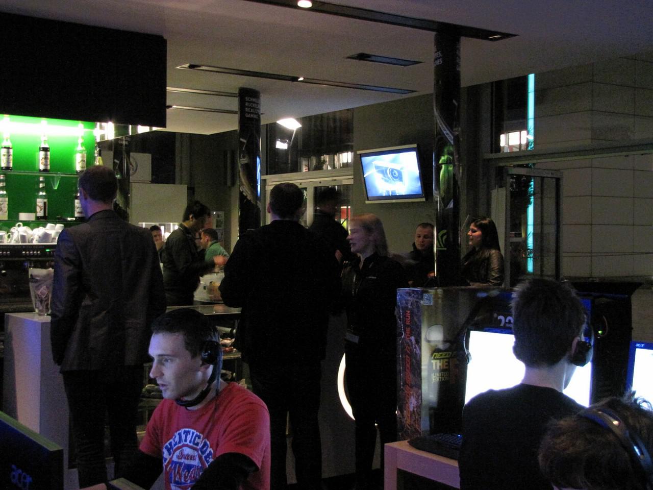 [24/03/2012] Nvidia zu Besuch in Köln: Aktuelle EA-Titel konnten in gemütlicher Atmosphäre der EA-Sportsbar von jedem auf Rechnern mit GTX 680 angespielt werden. Mit etwas Glück durften Teilnehmer des Gewinnspiels sogar eine 680 mit nach Hause nehmen. (13)